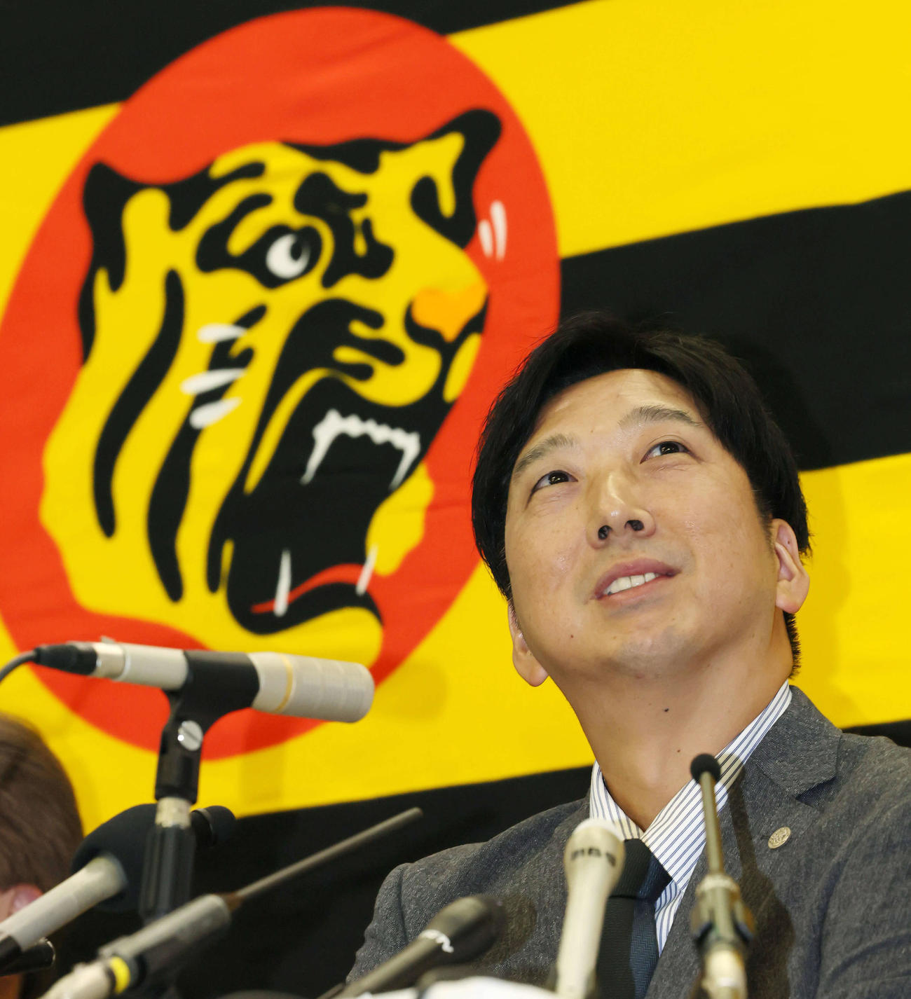 オーナー報告を終え記者会見で笑顔を見せる阪神藤川監督（撮影・加藤哉）