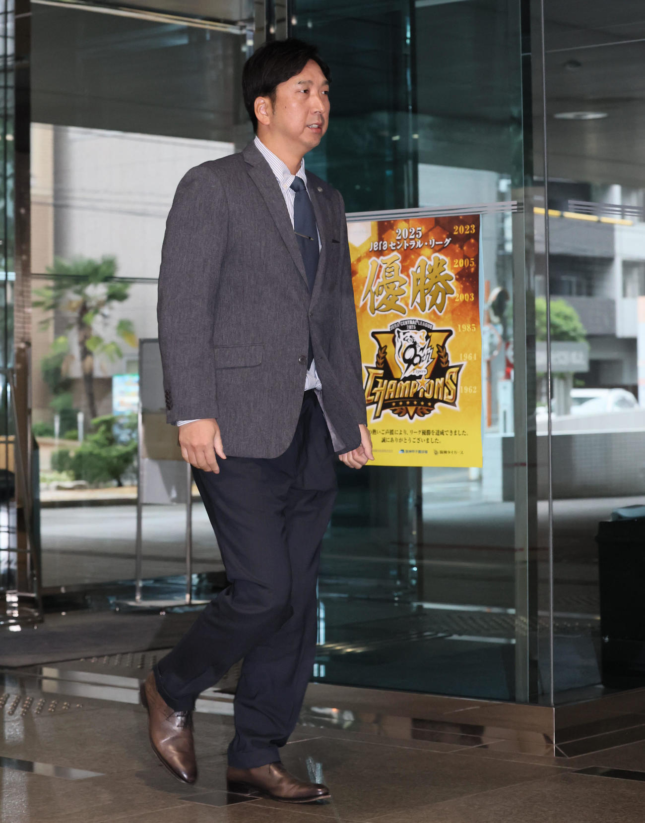 オーナー報告のため阪神電鉄本社に到着した阪神藤川監督（撮影・加藤哉）
