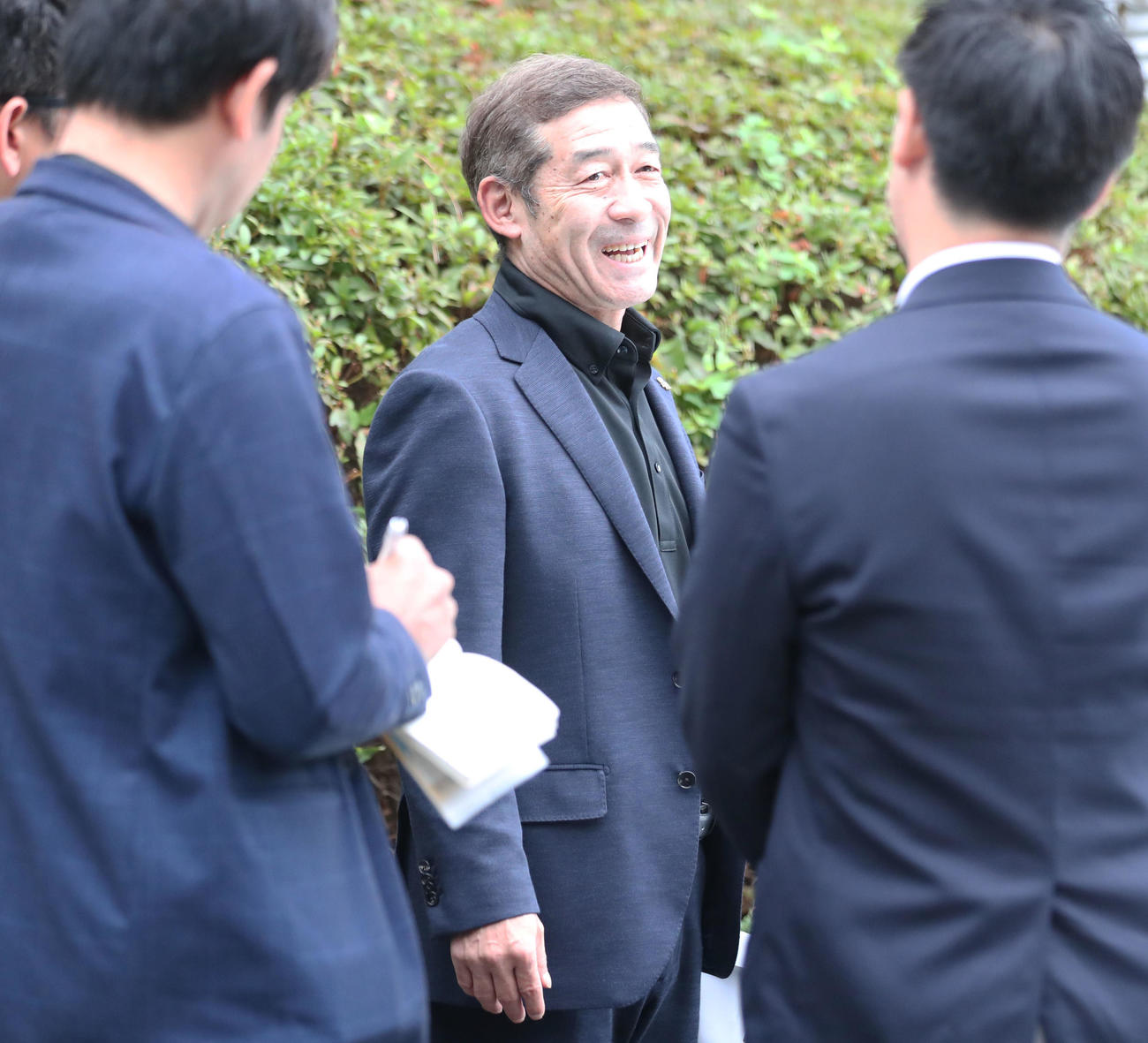 報道陣と笑顔で話をする奈良原コーチ（撮影・梅根麻紀）