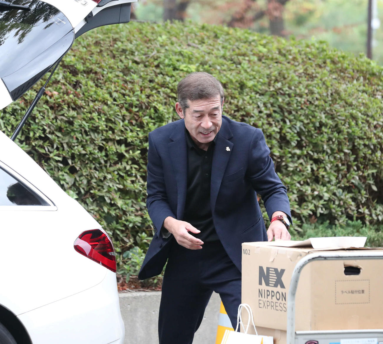日本シリーズ優勝から一夜明け、球団に寄って荷物を運ぶ奈良原コーチ（撮影・梅根麻紀）