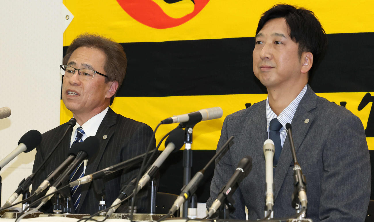 オーナー報告を終え藤川監督（右）と記者会見する阪神粟井球団社長（撮影・加藤哉）
