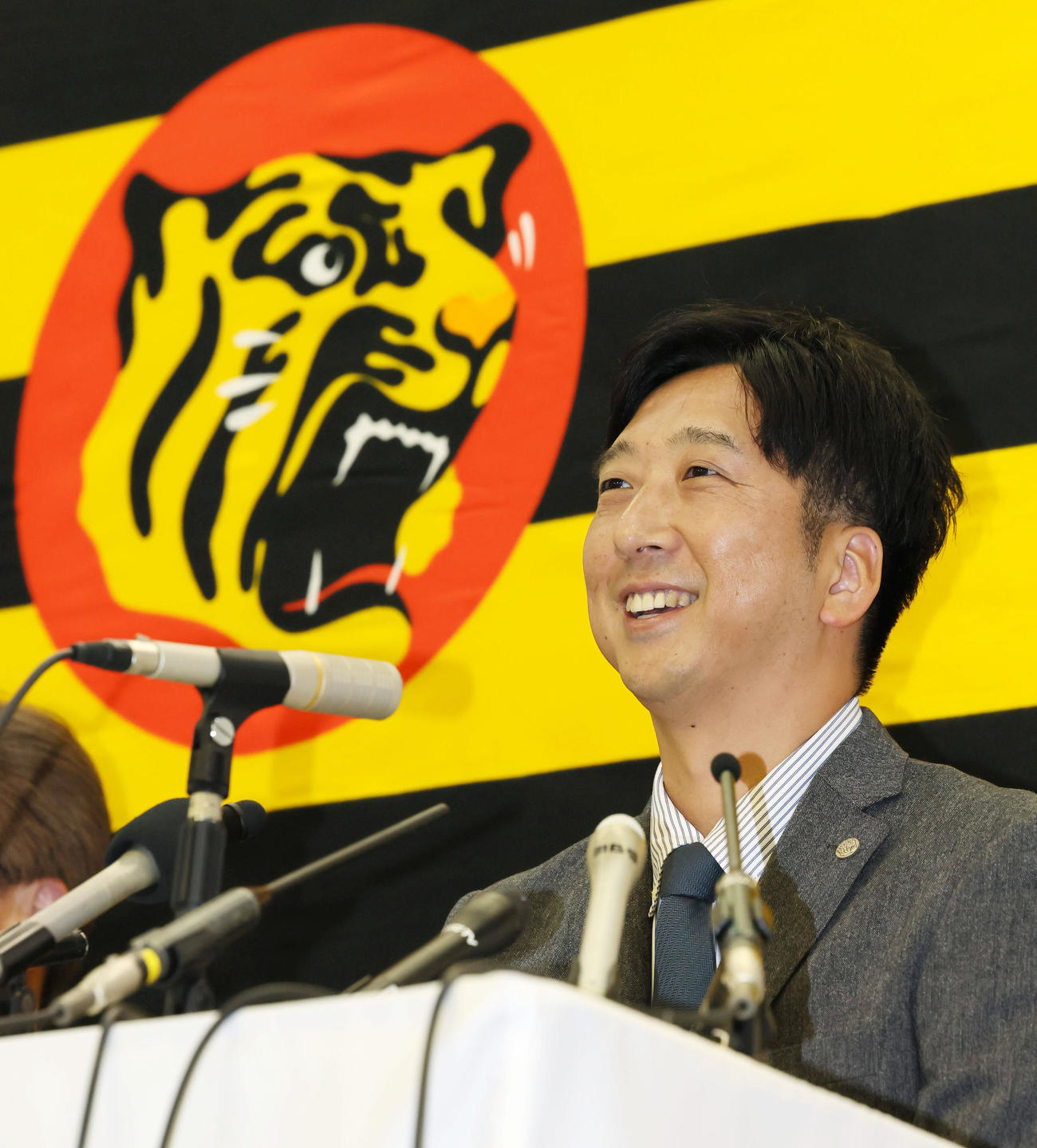 オーナー報告を終え記者会見で笑顔を見せる阪神藤川監督（撮影・加藤哉）