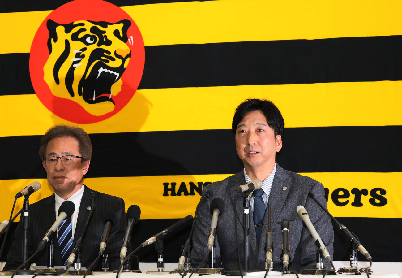 オーナー報告を終え記者会見する粟井球団社長（左）と阪神藤川監督（撮影・加藤哉）