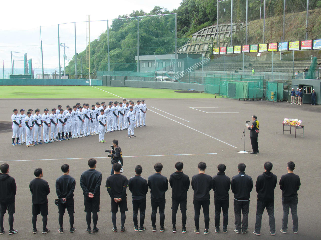 安芸市長からあいさつを受ける阪神平田2軍監督ら