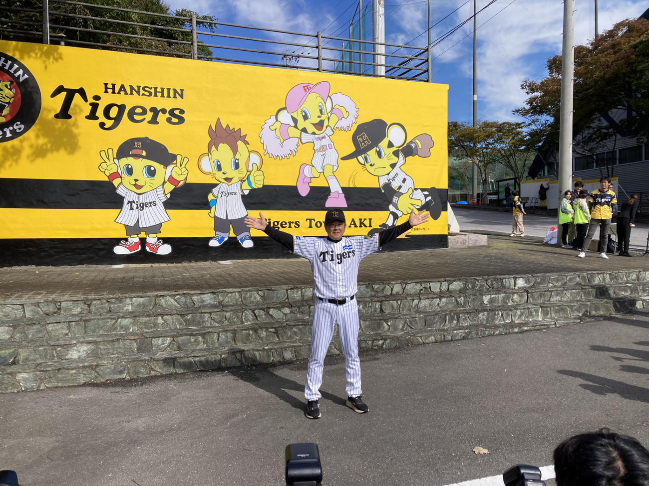 球場外周にリニューアルされたマスコットをあしらった壁画の前でポーズを取る阪神平田2軍監督（撮影・伊東大介）