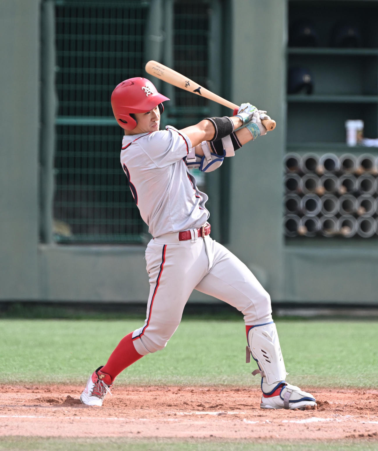 大産大対奈良学園大　1回裏奈良学園大2死一、三塁、適時内野安打を放つ吉岡（撮影・和賀正仁）