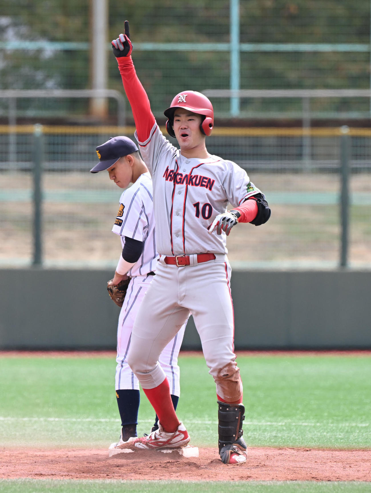 大産大対奈良学園大　4回裏奈良学園大2死二、三塁、左翼線に適時二塁打を放った松林はポーズ（撮影・和賀正仁）