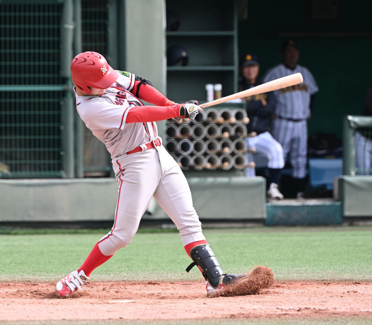 大産大対奈良学園大　4回裏奈良学園大2死二、三塁、左翼線に適時二塁打を放つ松林（撮影・和賀正仁）