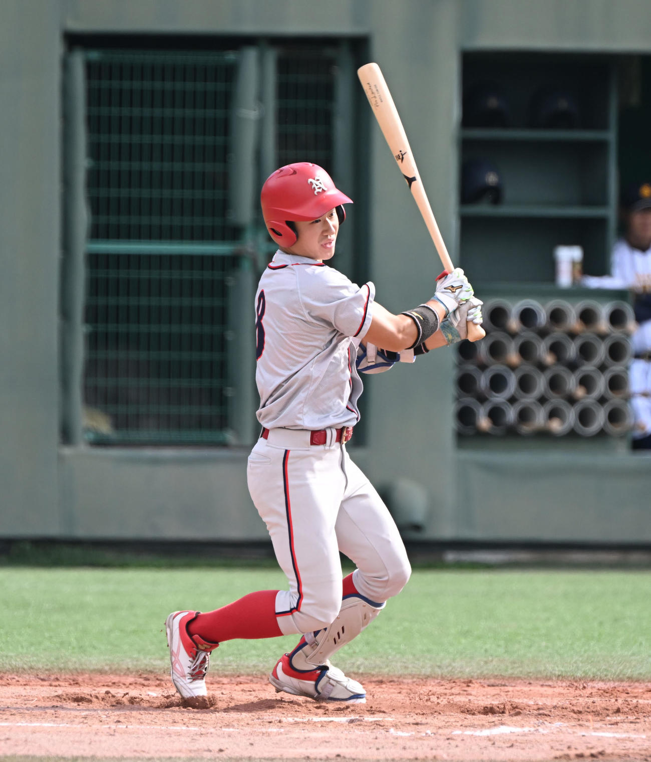 大産大対奈良学園大　1回裏奈良学園大2死一、三塁、適時内野安打を放つ吉岡（撮影・和賀正仁）