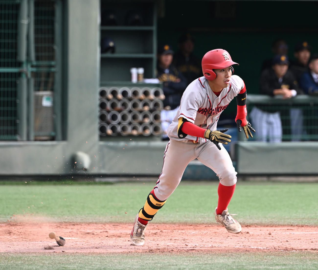 大産大対奈良学園大　4回裏奈良学園大1死一塁、右前打を放つ本間（撮影・和賀正仁）