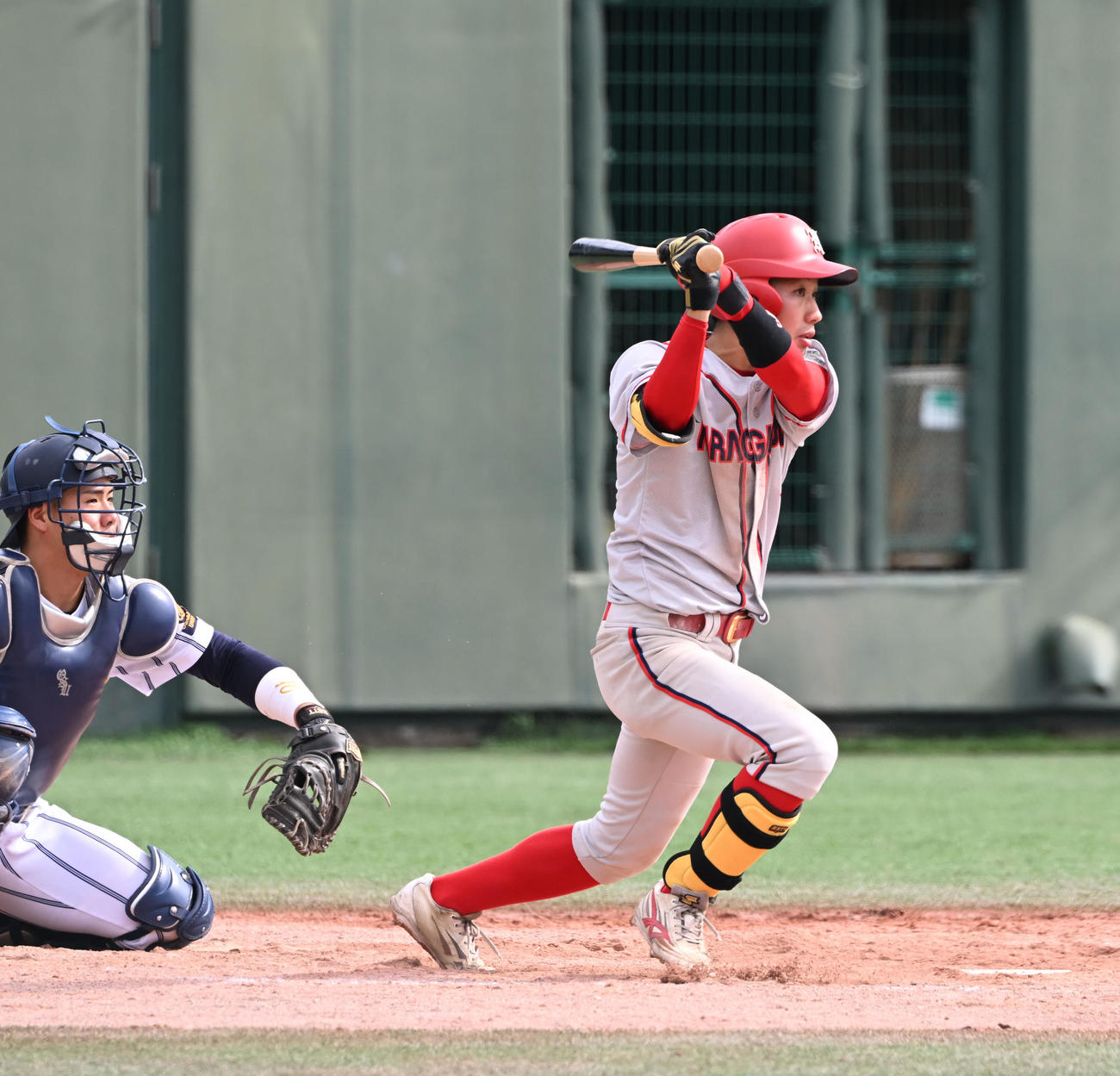 大産大対奈良学園大　4回裏奈良学園大1死一塁、右前打を放つ本間（撮影・和賀正仁）