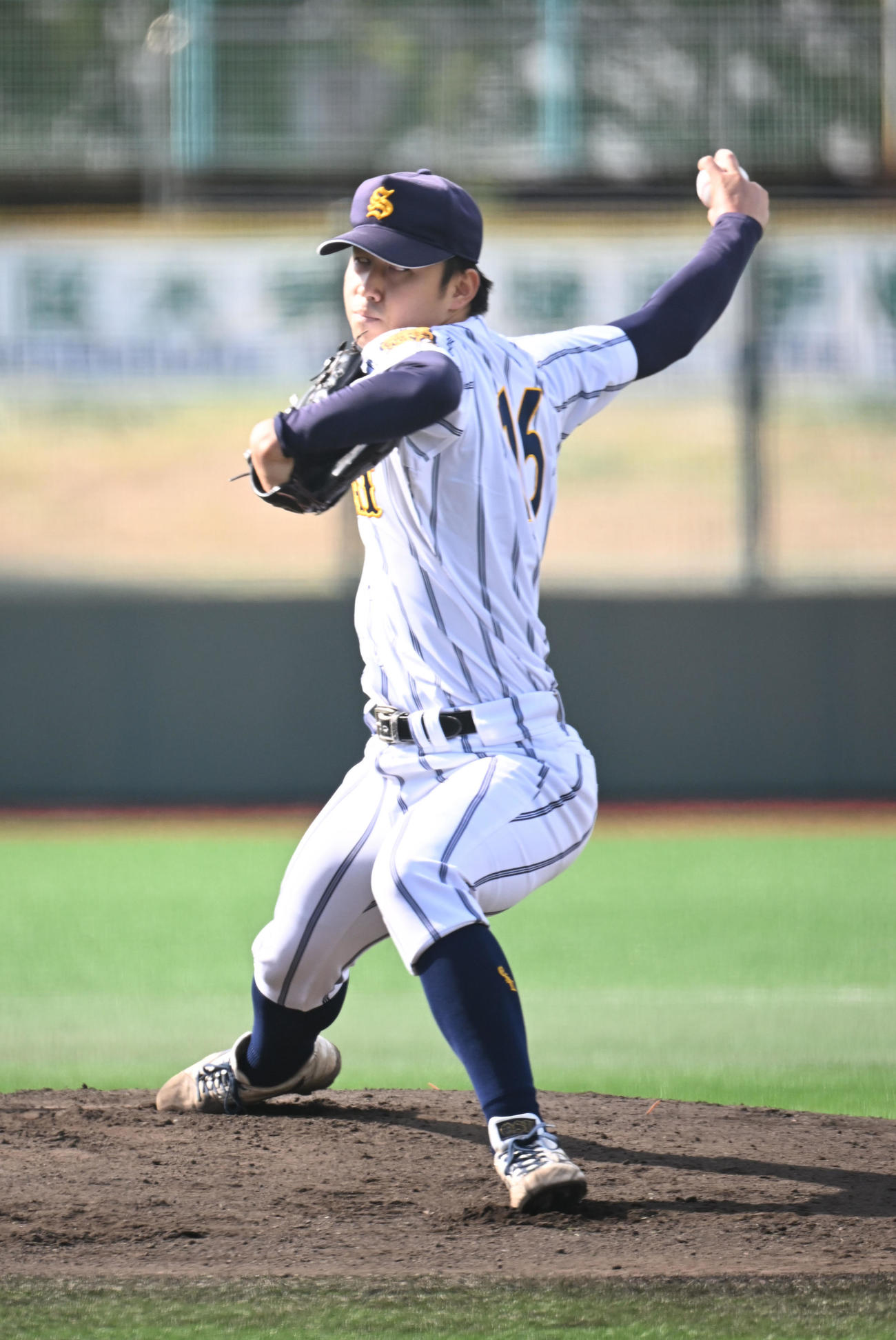 大産大対奈良学園大　先発する大産大・長友（撮影・和賀正仁）