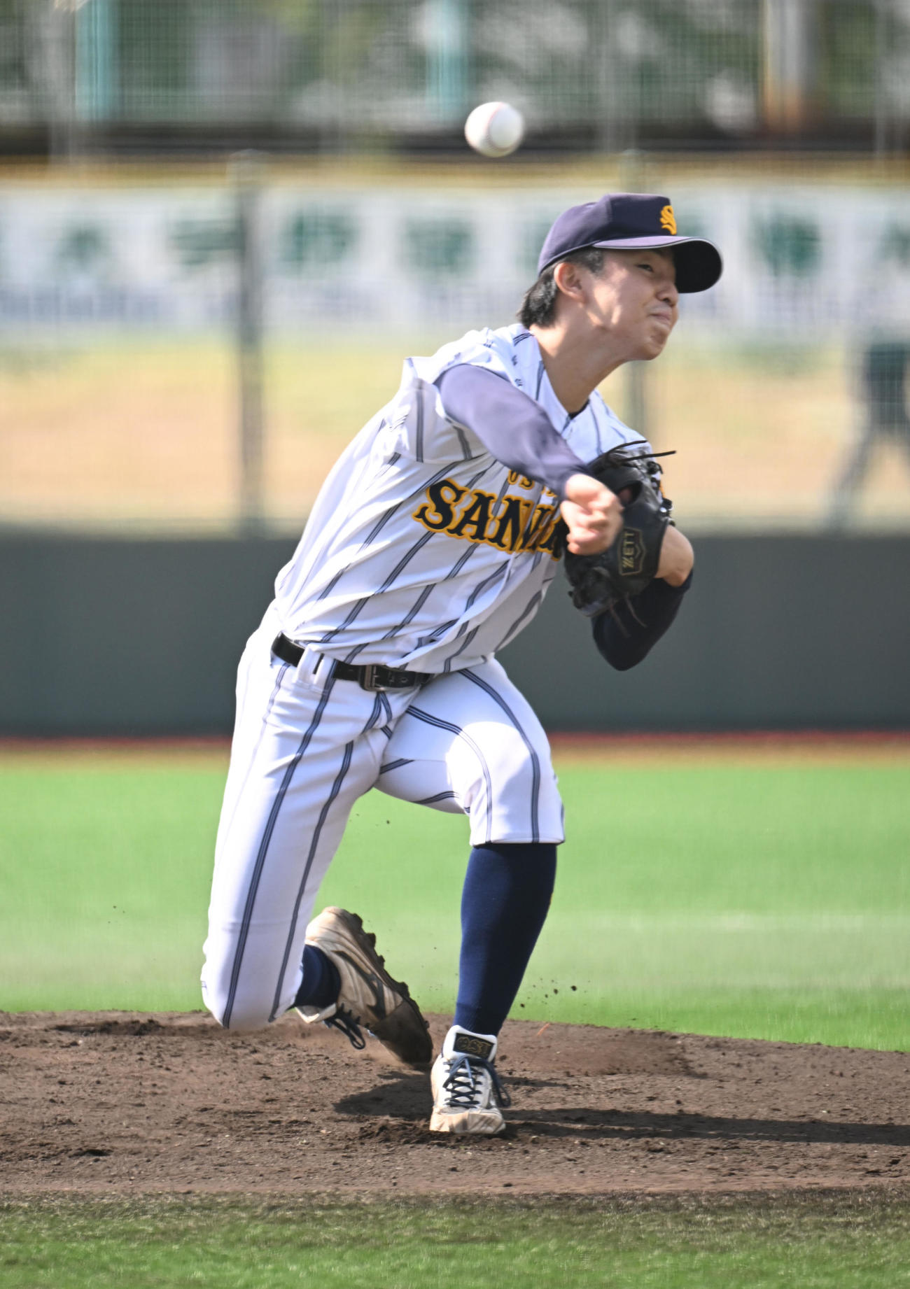 大産大対奈良学園大　先発する大産大・長友（撮影・和賀正仁）