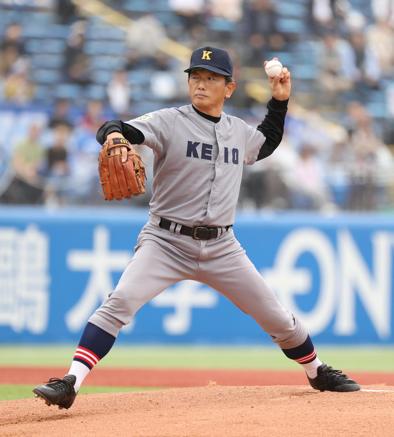 早大対慶大　始球式を務めた慶大OBの志村亮氏（撮影・柴田隆二）