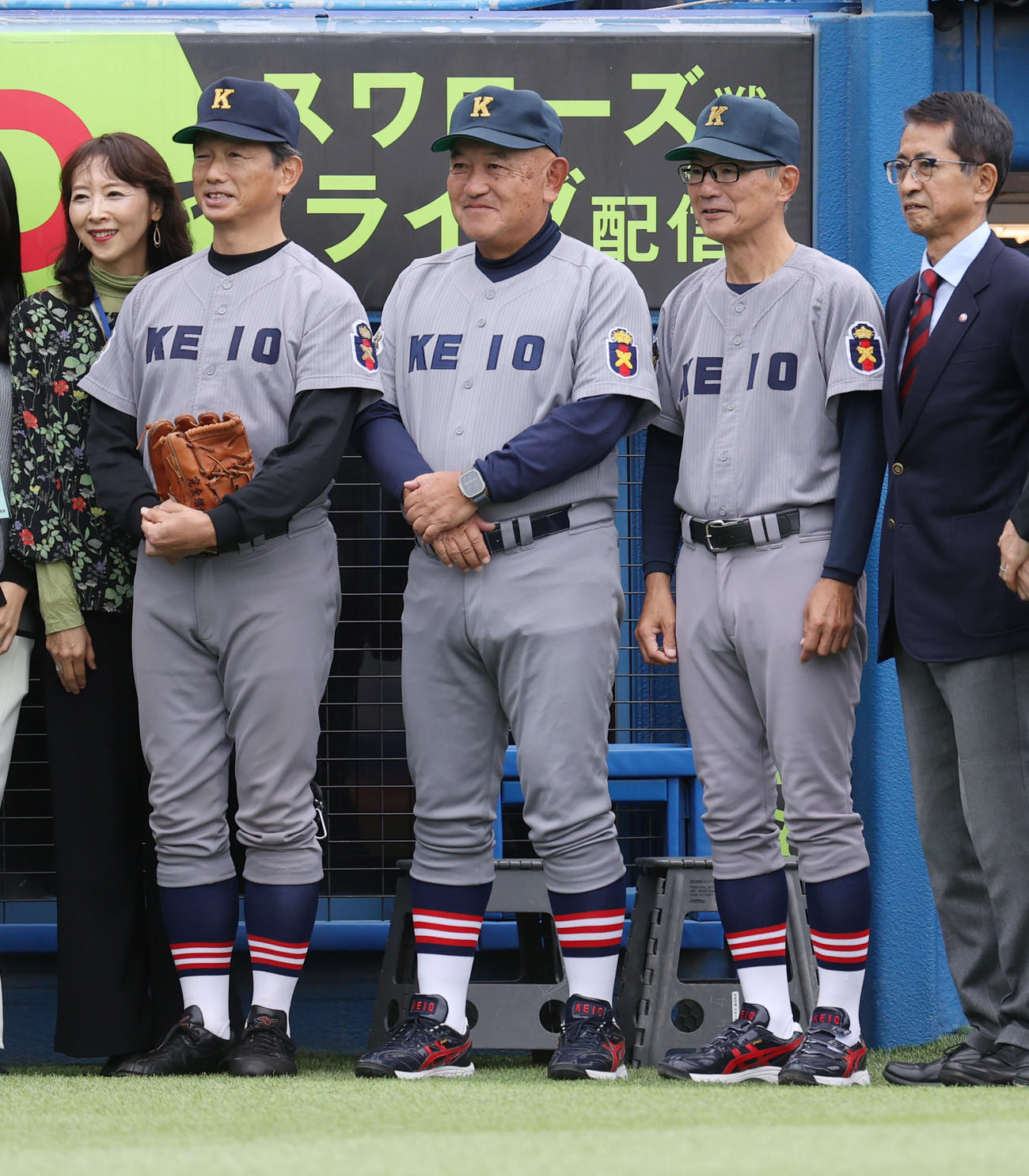早大対慶大　始球式を務める慶大OBの志村亮氏（左）は慶大・堀井監督（中央）、北倉助監督と記念撮影に納まる（撮影・柴田隆二）