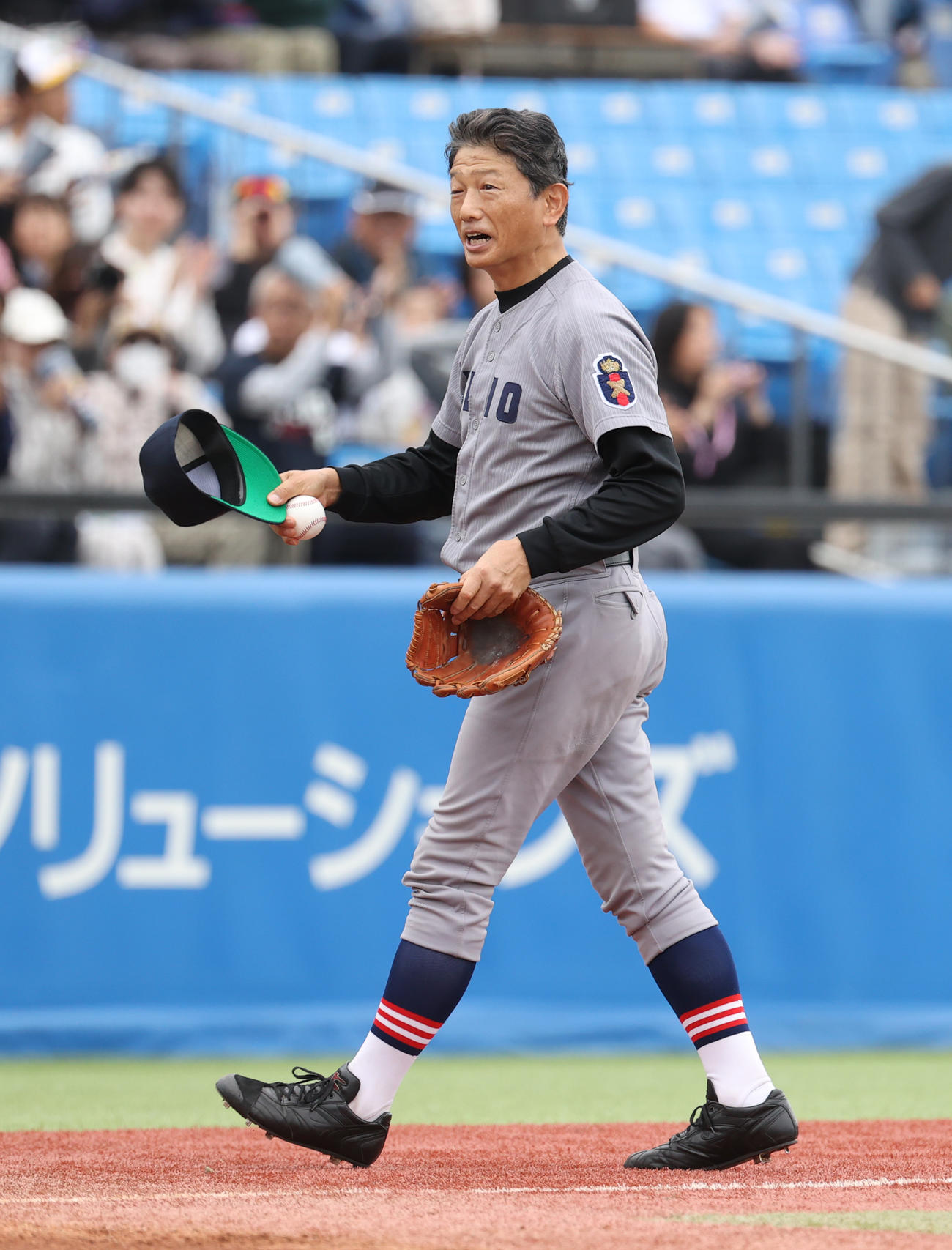 早大対慶大　始球式を務めた慶大OBの志村亮氏（撮影・柴田隆二）