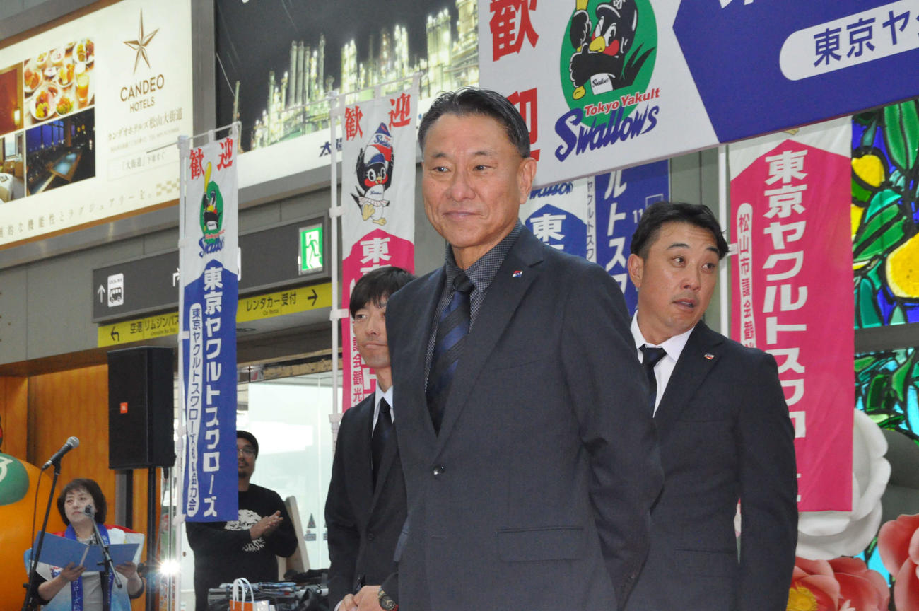 松山空港に到着したヤクルト池山監督