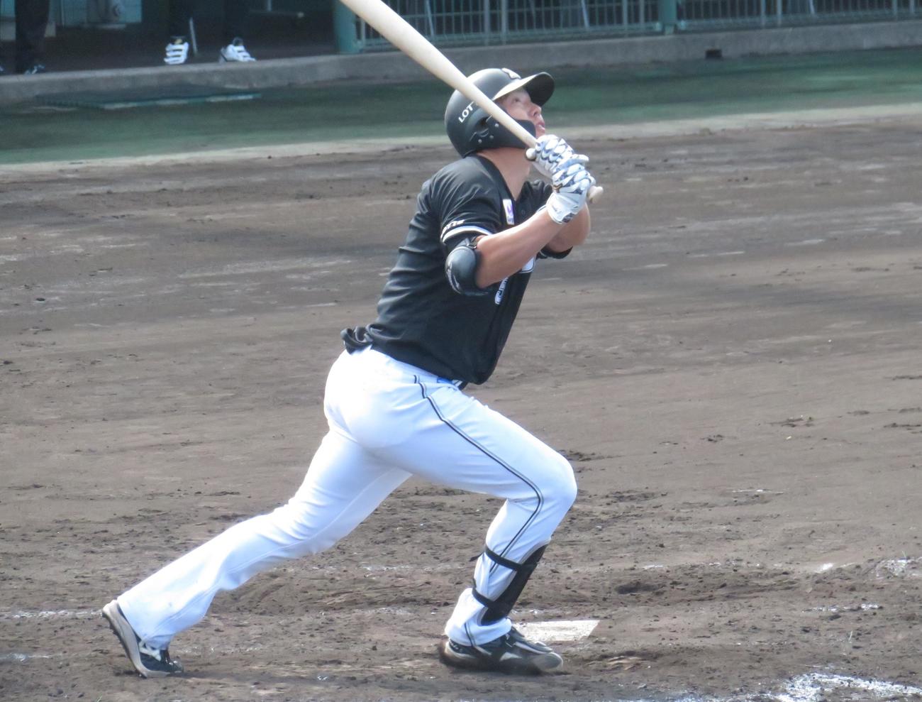 紅白戦　6回表1死満塁で決勝の右犠飛を放つ安田（撮影・星夏穂）