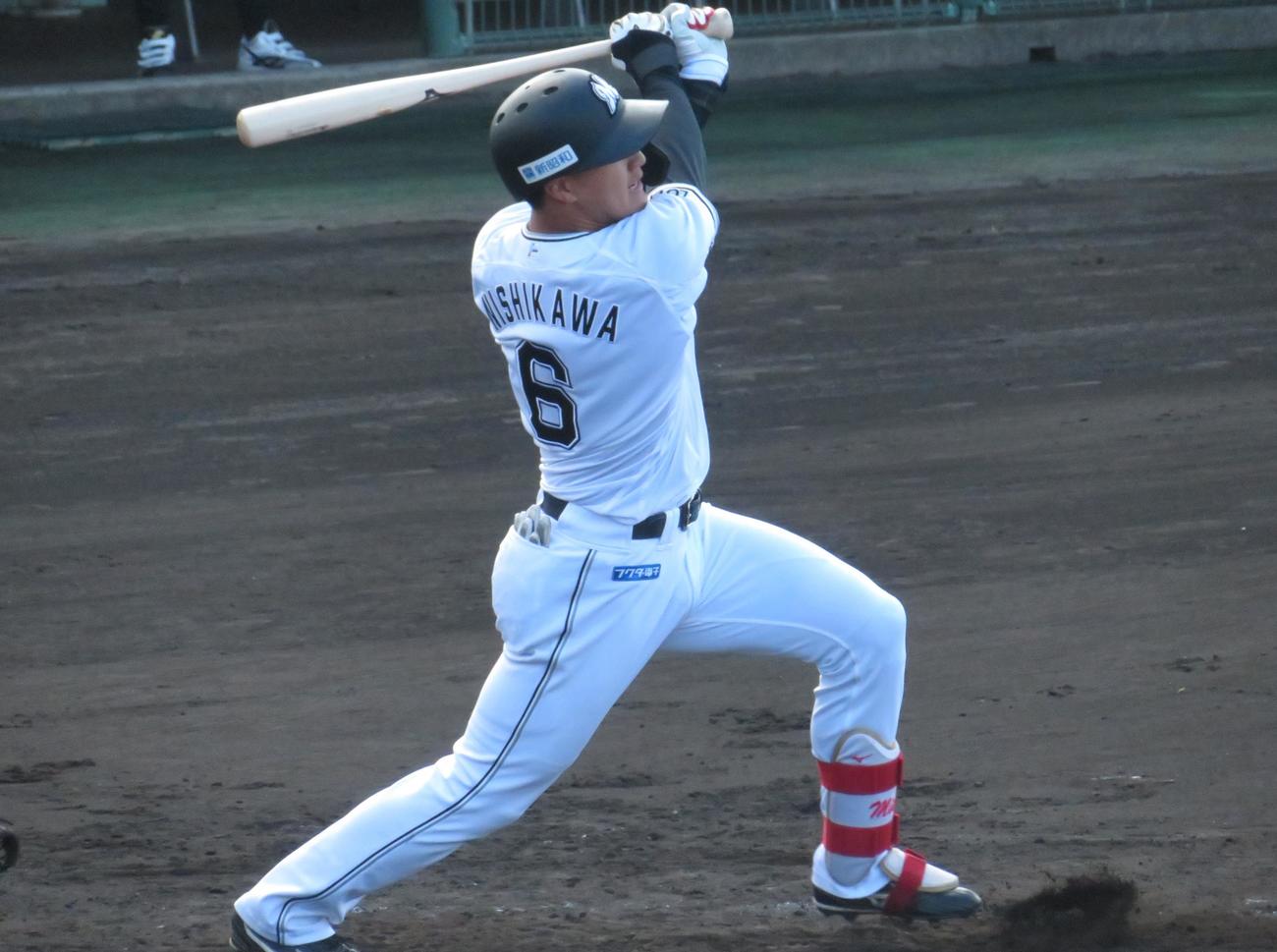 紅白戦　6回裏2死二塁で右前打を放つ西川（撮影・星夏穂）