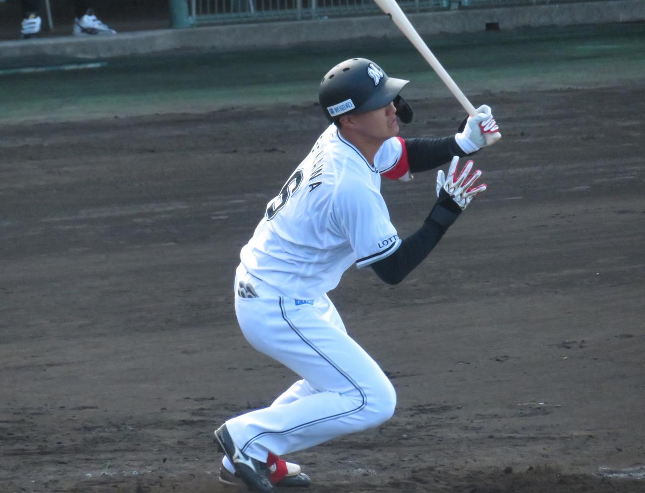 紅白戦　6回裏2死二塁で右前打を放つ西川（撮影・星夏穂）