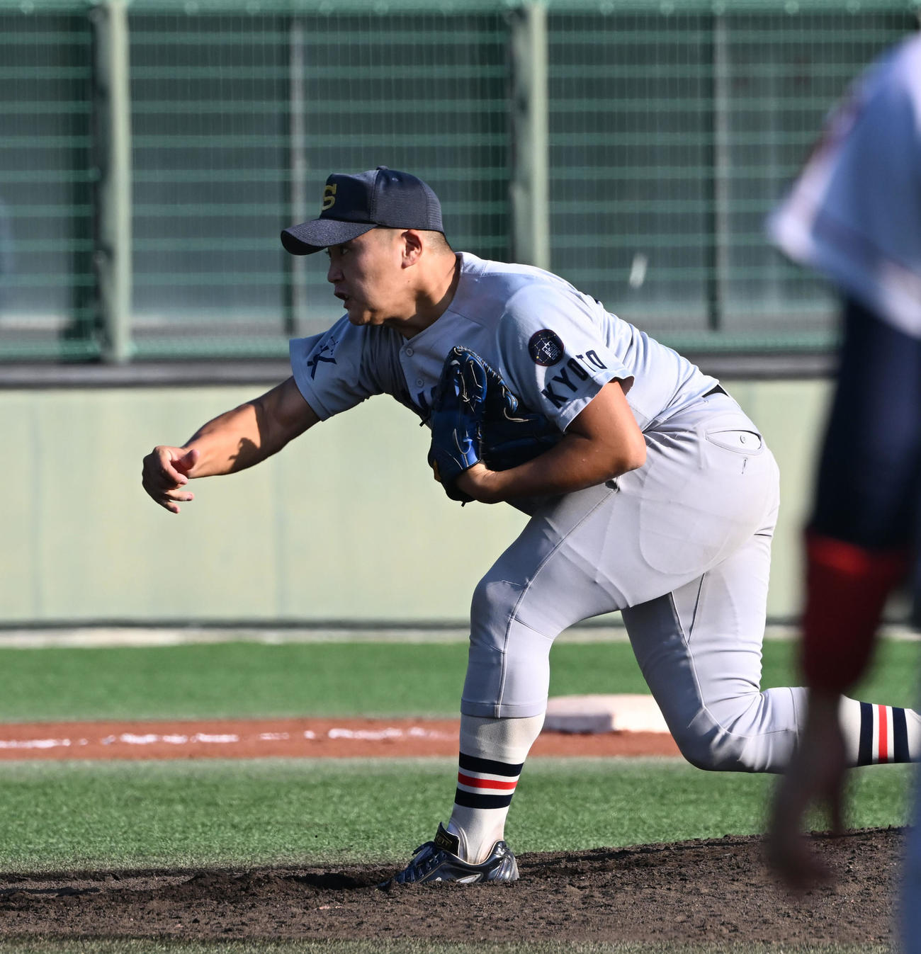 立命大対京産大　7回、2番手で登板する京産大・二宮（撮影・和賀正仁）
