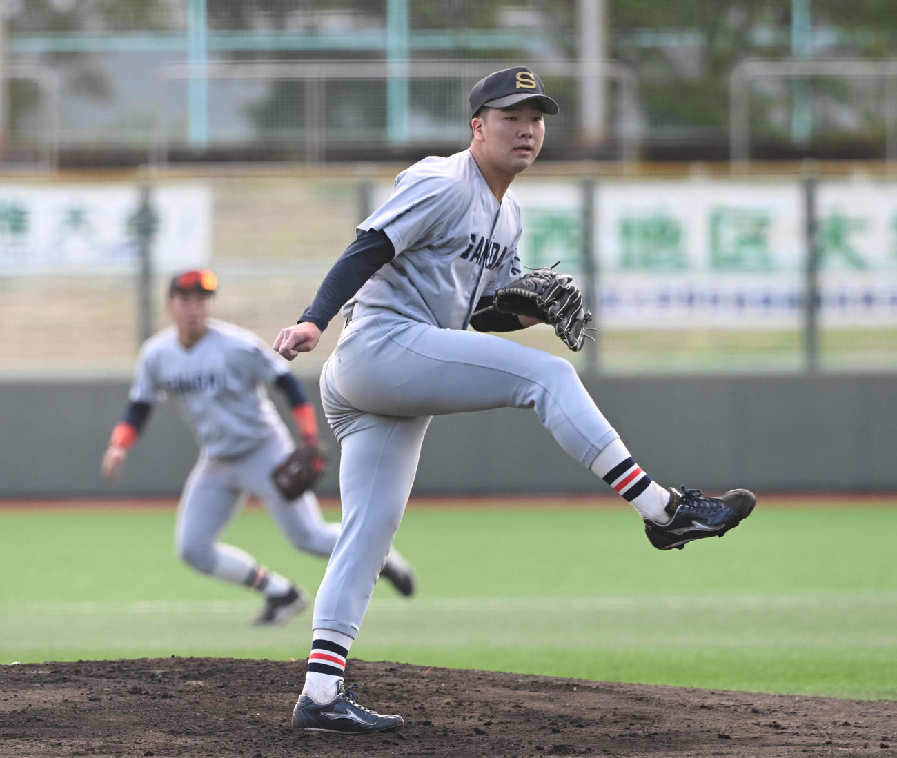 立命大対京産大　先発する京産大・田村（撮影・和賀正仁）