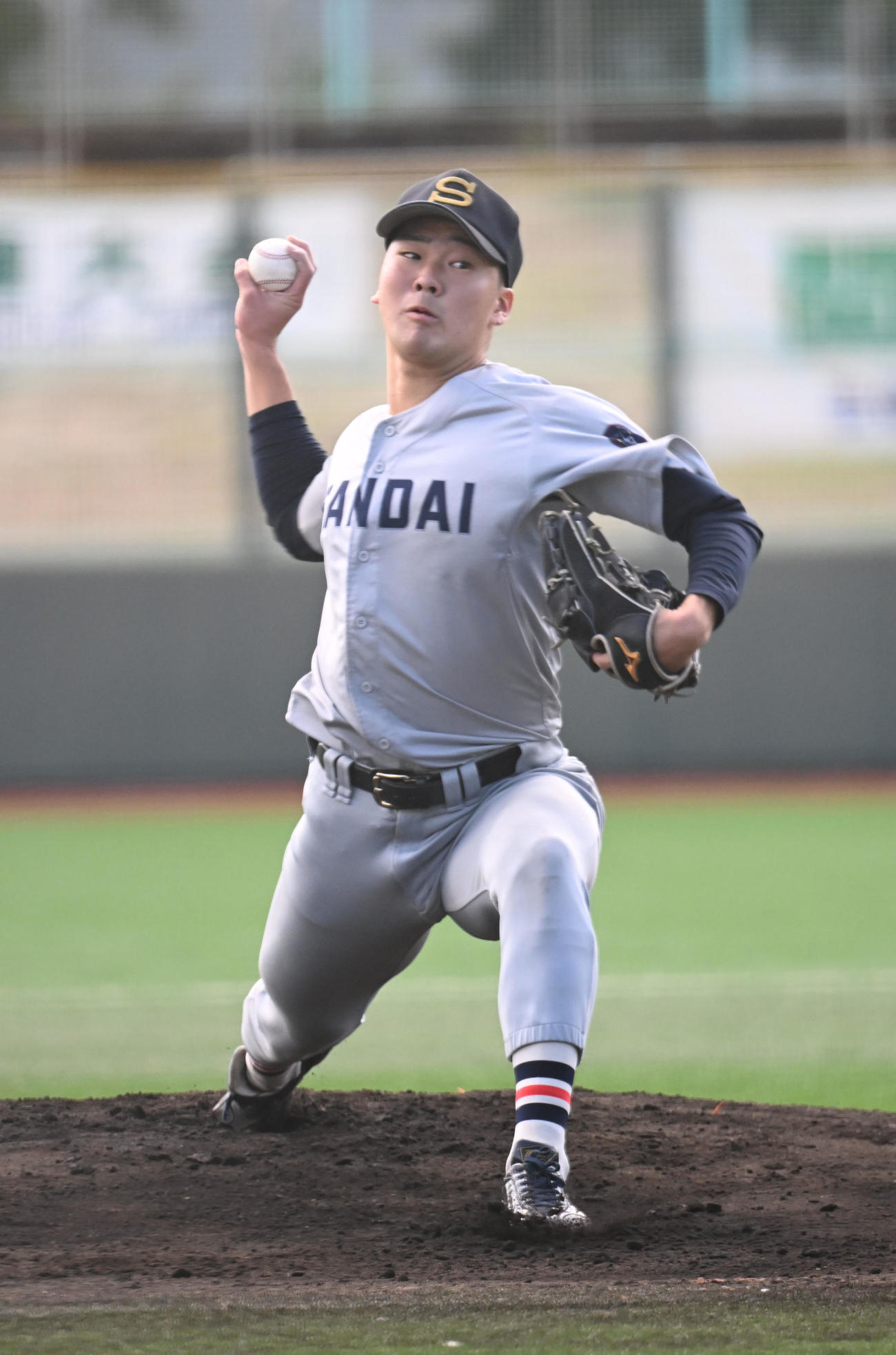 立命大対京産大　先発する京産大・田村（撮影・和賀正仁）