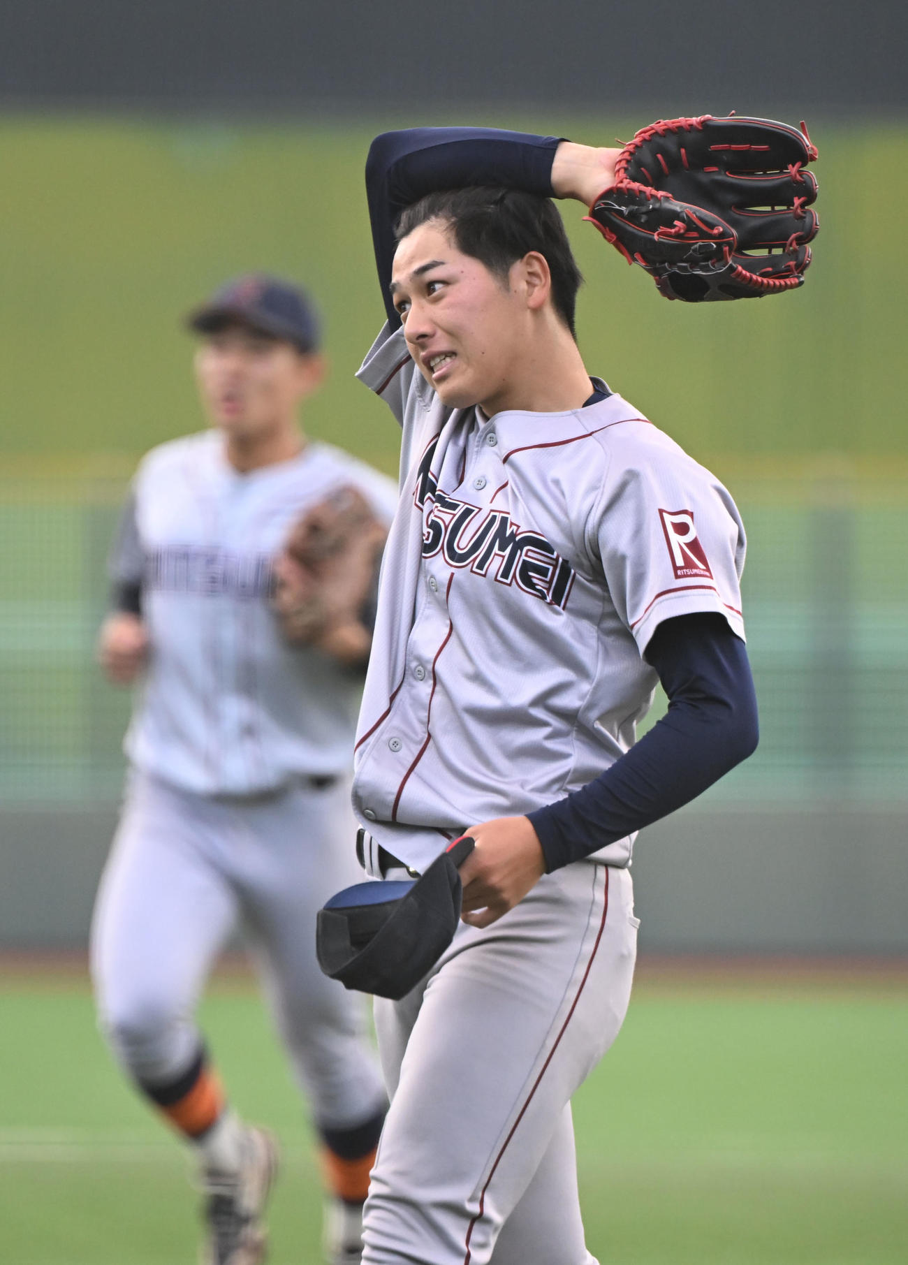 立命大対京産大　初回に3失点しベンチに戻る立命大・有馬（撮影・和賀正仁）