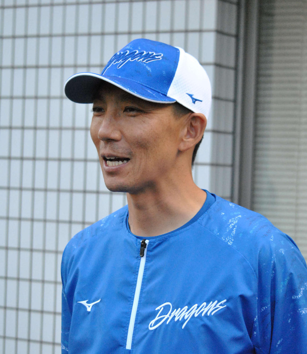 中日嶋ヘッドコーチは練習後、取材に対応する
