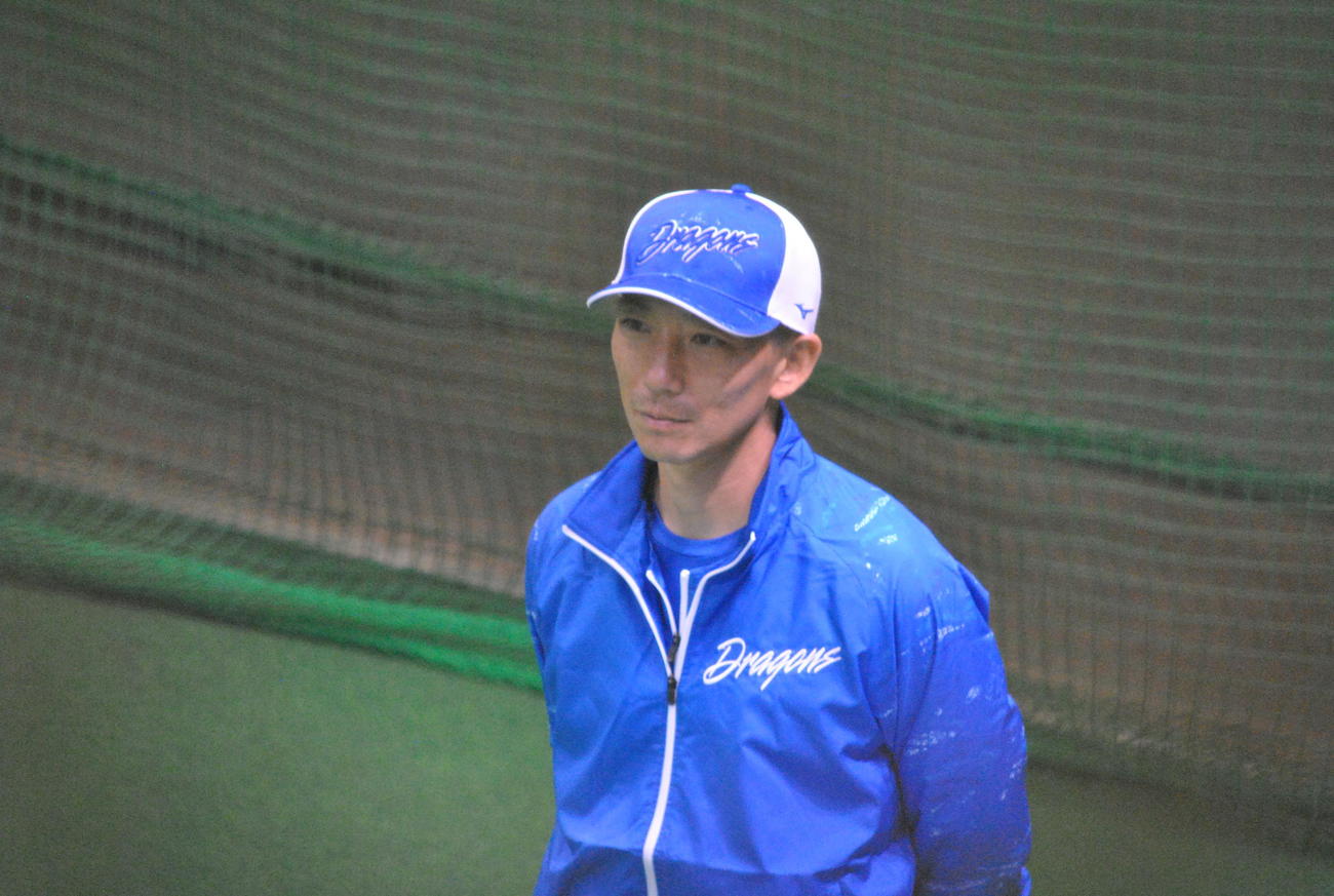 中日嶋ヘッドコーチは室内練習場で練習を見守る