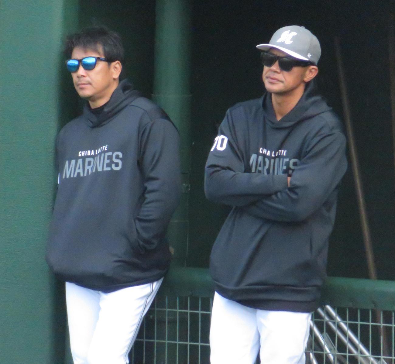 紅白戦を見守るロッテサブロー監督（左）と福浦2軍監督（撮影・星夏穂）