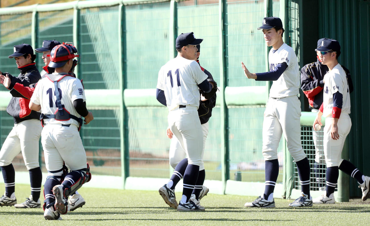 仙台大対東北工大　4回、3者凡退に終えた佐藤を迎える東北工大ベンチ（撮影・木村有優）