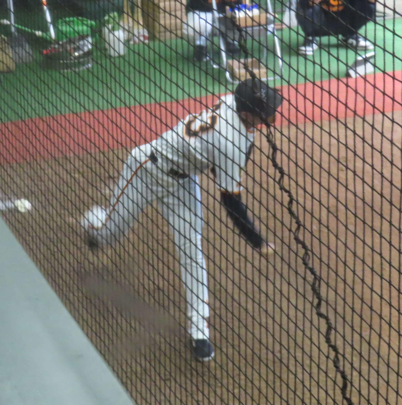 秋季練習　ブルペンで投球する巨人泉（撮影・北村健龍）