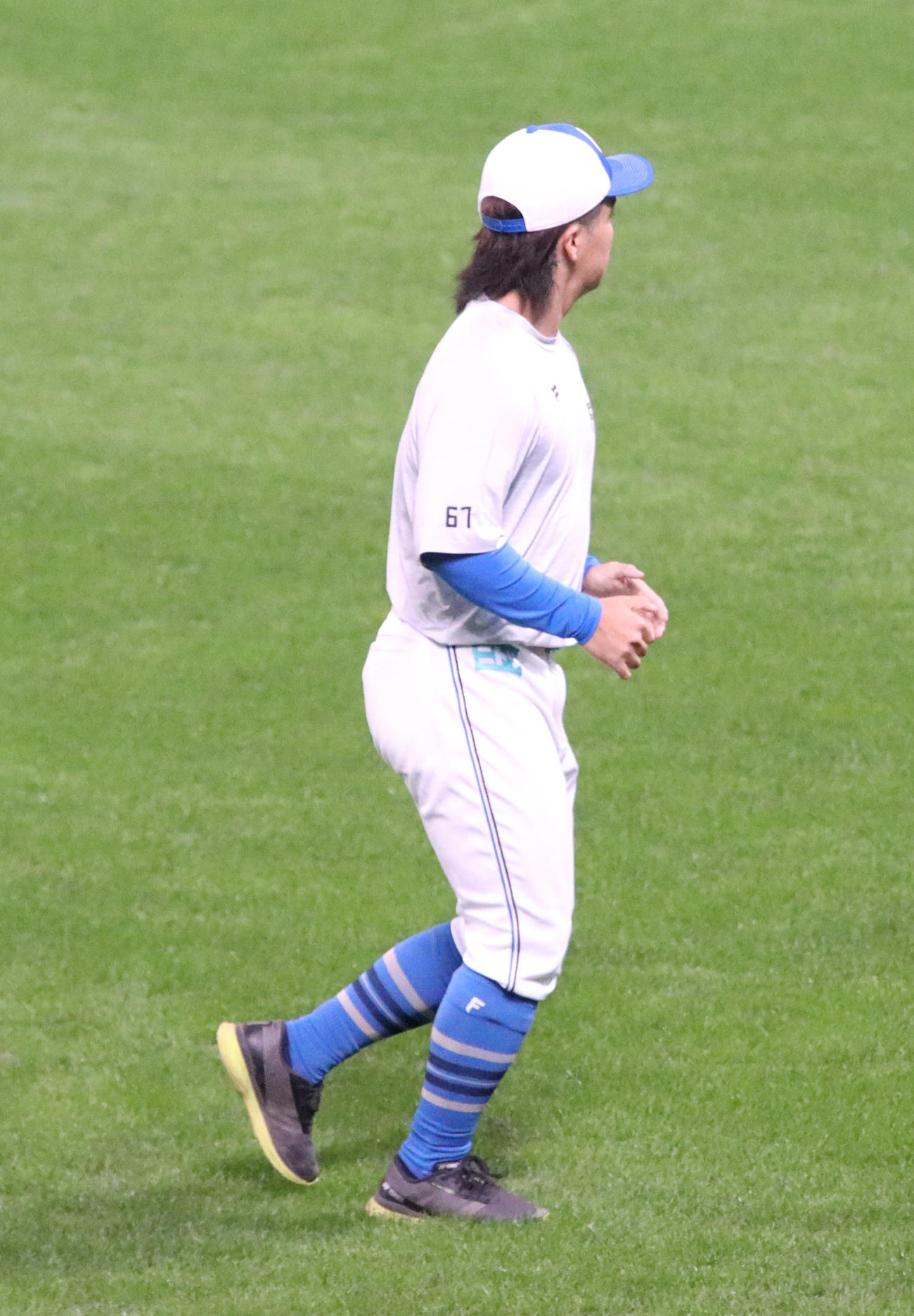 襟足を伸ばした日本ハム山本拓