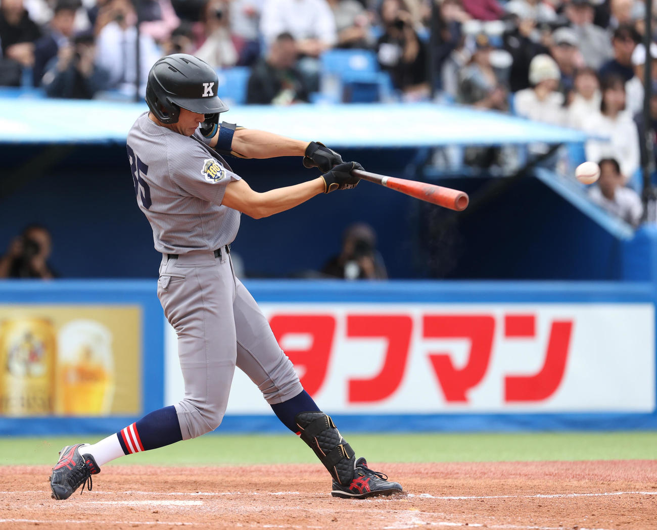 早大対慶大　3回裏慶大2死一、二塁、竹田一は左前に適時打を放つ（撮影・柴田隆二）