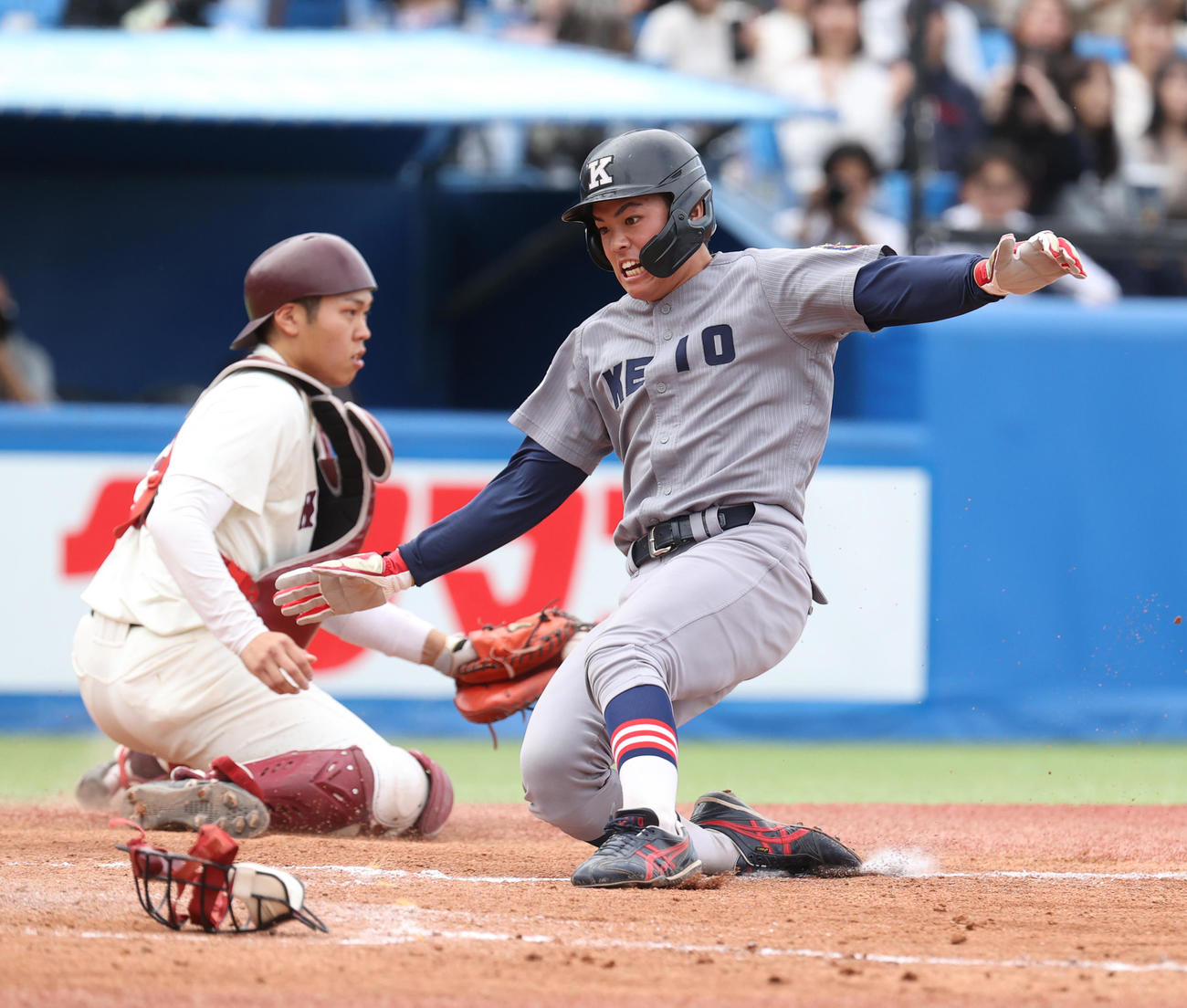 早大対慶大　3回裏慶大2死一、二塁、竹田一の左前適時打で二塁走者加藤が生還する。早大・吉田瑞捕手（撮影・柴田隆二）