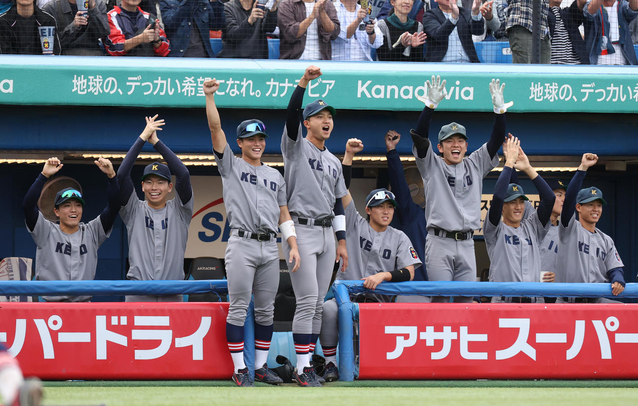 早大対慶大　3回裏慶大2死一、二塁、竹田一の左前適時打で喜ぶ慶大ナイン（撮影・柴田隆二）