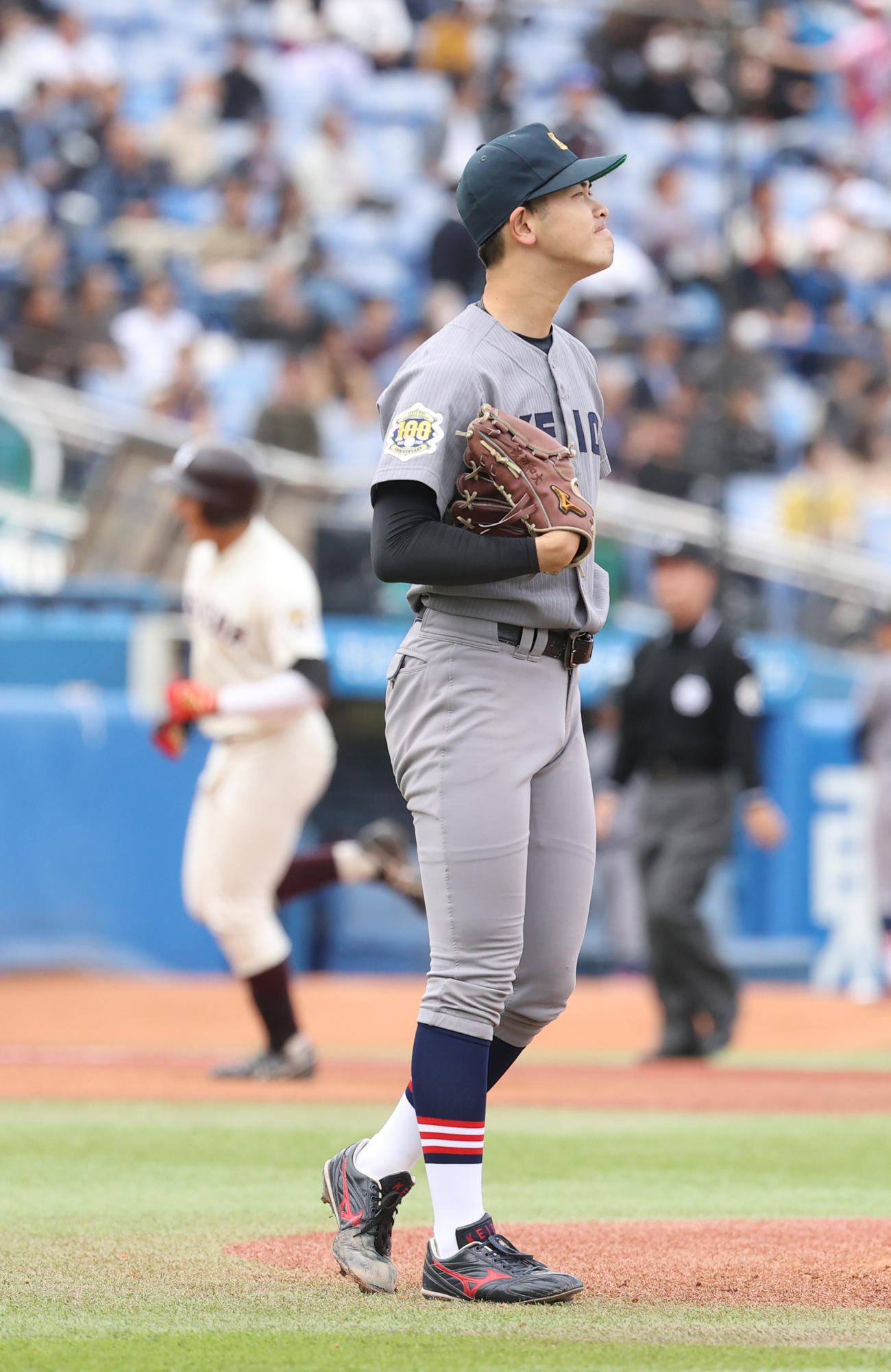 早大対慶大　4回表早大無死、寺尾に左越えに本塁打を浴びた慶大・渡辺和（撮影・柴田隆二）