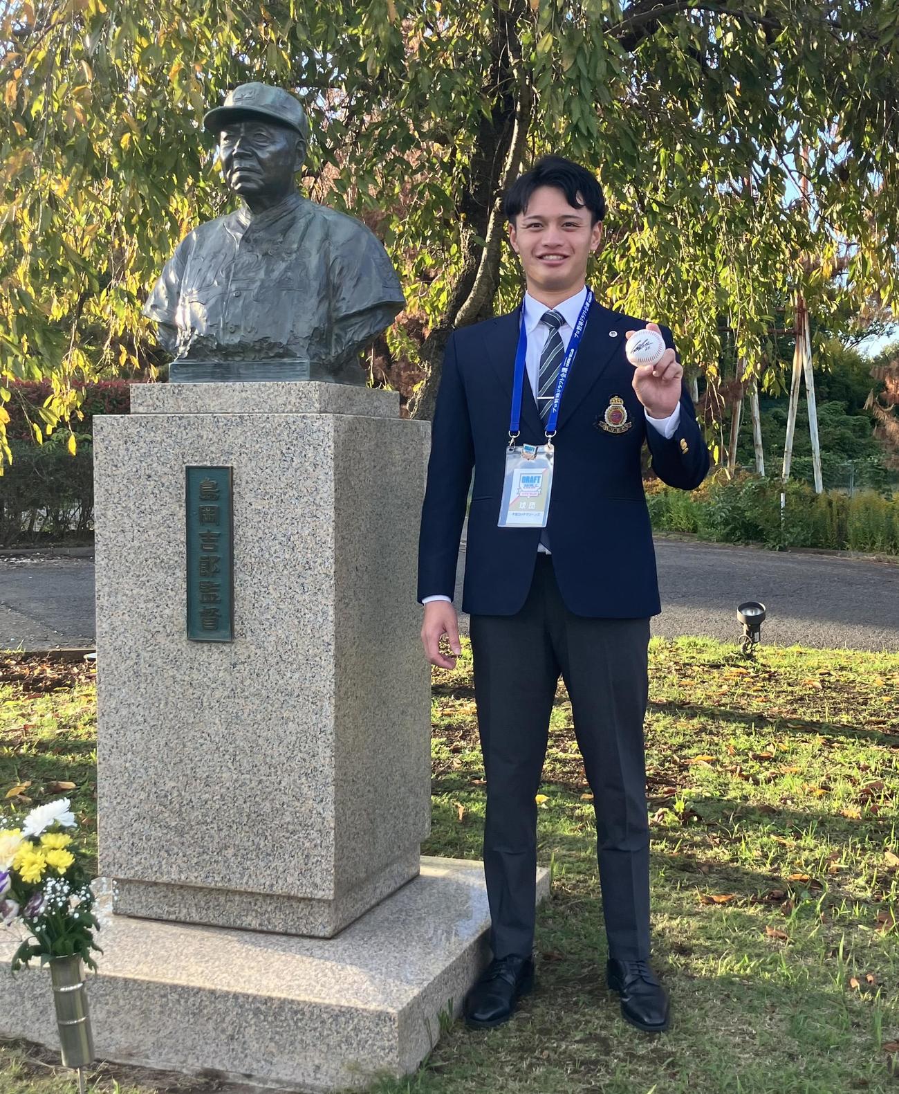 指名あいさつを終え笑顔を見せる、明大・毛利海大（撮影・北村健龍）