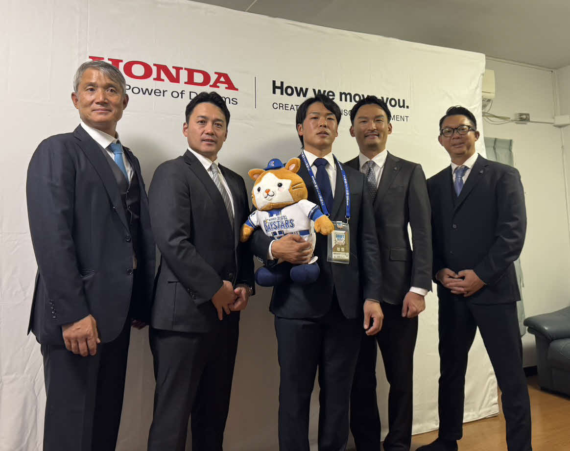 指名あいさつを受けたDeNAドラフト4位のHonda片山（中央）、左から河野アマスカウト、Hondaの多幡監督、1人空いて長谷川編成部長、八馬アマスカウティンググループリーダー（撮影・小早川宗一郎）