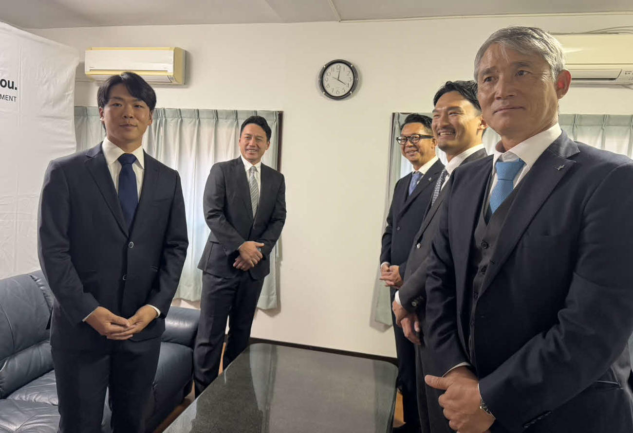 指名あいさつを受けたDeNAドラフト4位のHonda片山（左手前）（撮影・小早川宗一郎）