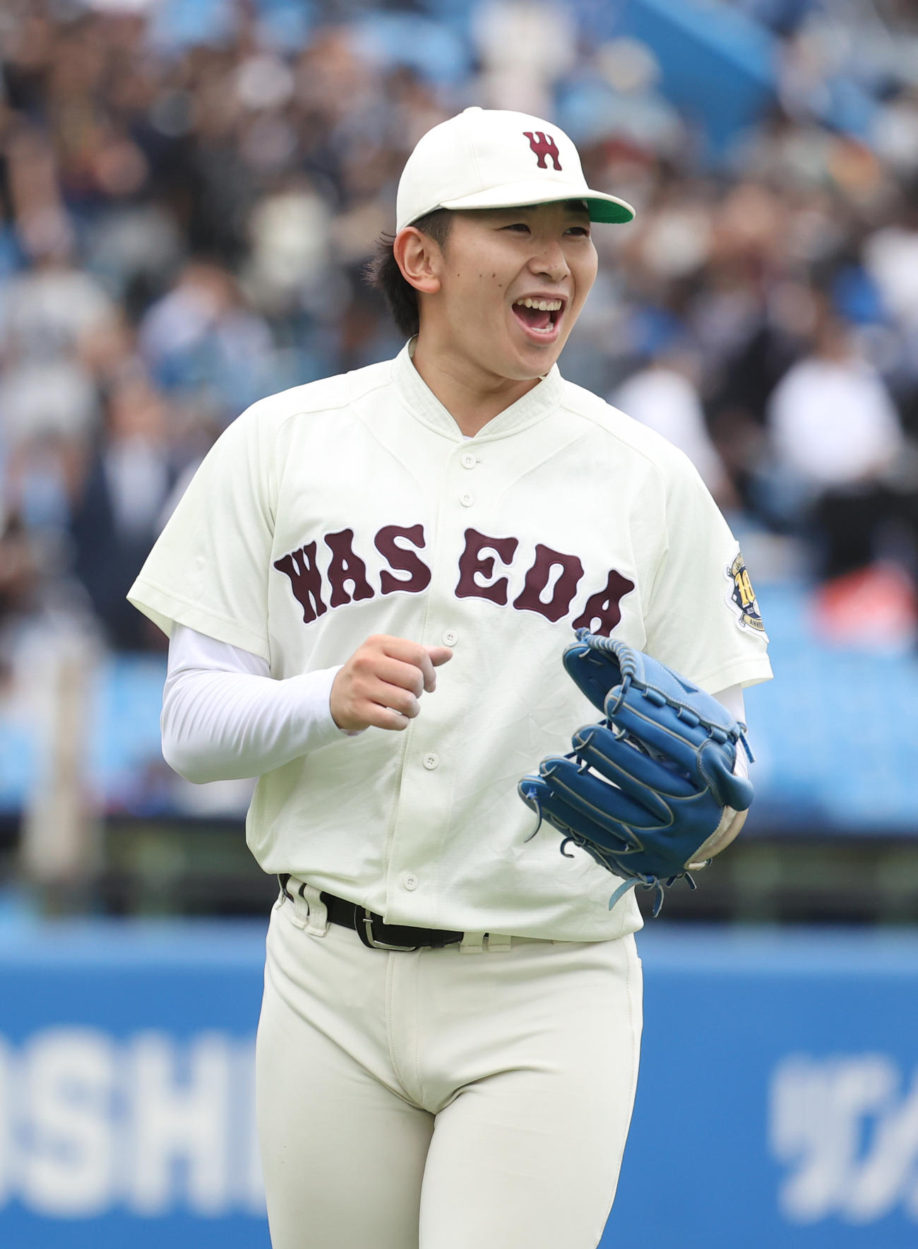 早大対慶大　6回裏慶大1死一塁、林純を二塁ゴロ併殺に仕留め喜ぶ早大・伊藤樹（撮影・柴田隆二）