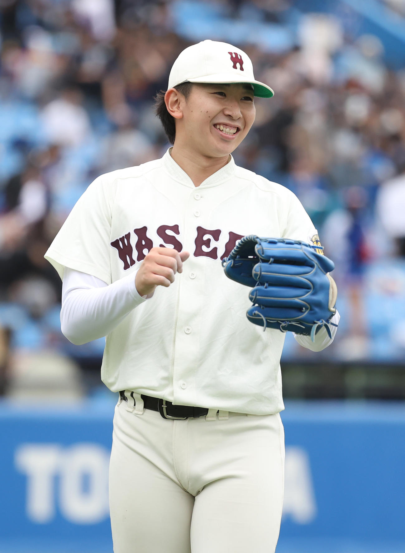早大対慶大　6回裏慶大1死一塁、林純を二塁ゴロ併殺に仕留め喜ぶ早大・伊藤樹（撮影・柴田隆二）