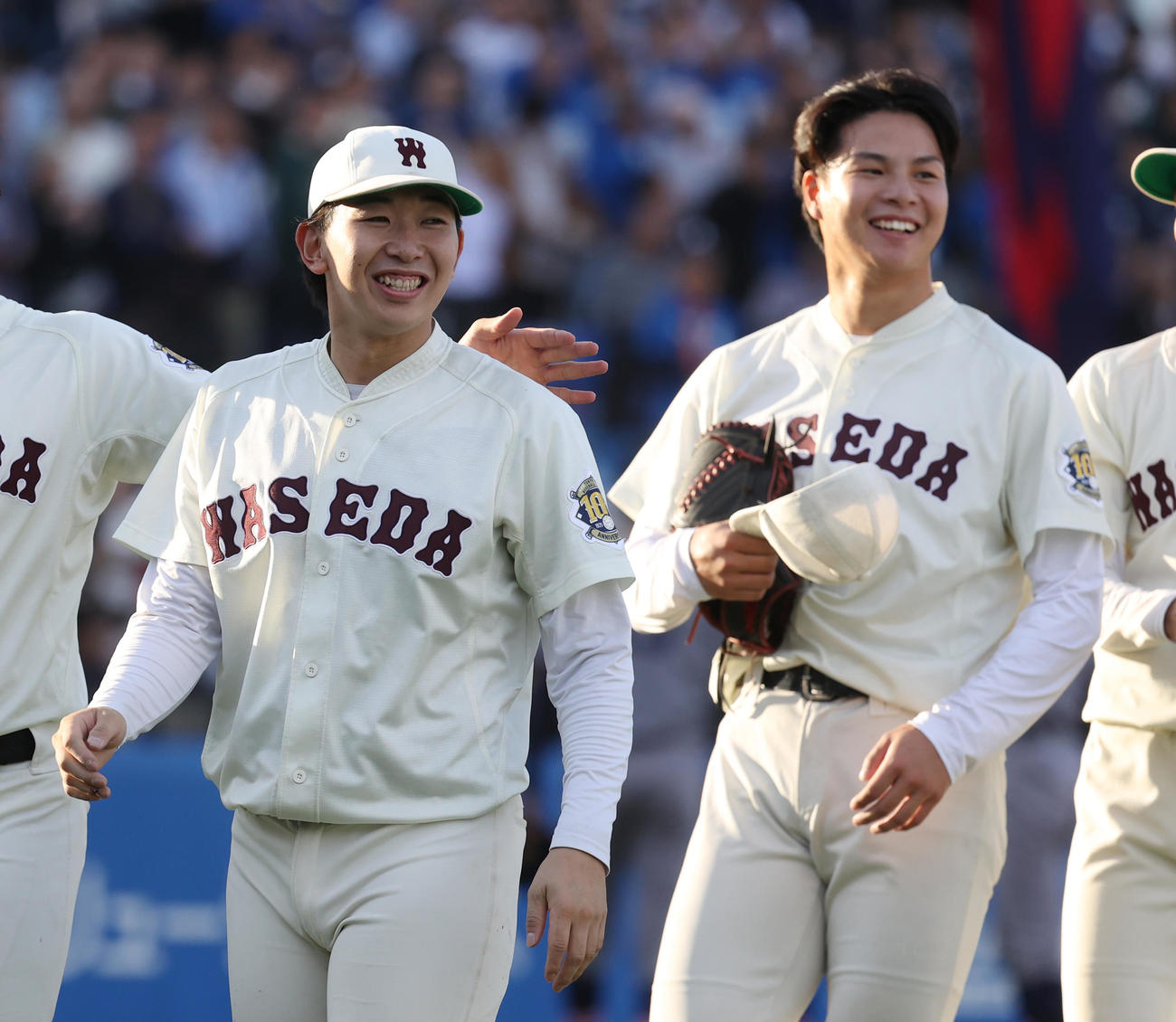 早大対慶大　勝利し笑顔を見せる早大・伊藤樹（左）と田和（撮影・柴田隆二）