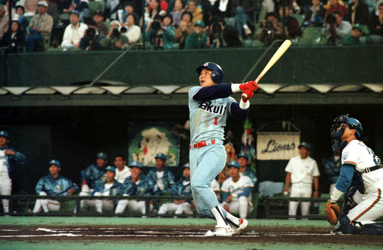 92年10月、日本シリーズ西武戦で決勝本塁打を放つヤクルト池山