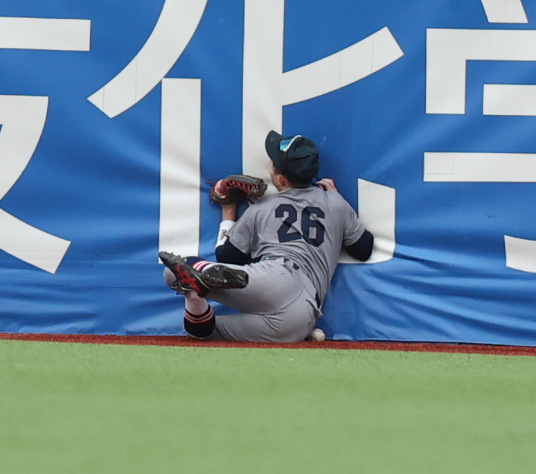 慶大・丸田湊斗が外野守備で頭からフェンス直撃、担架で運ばれ途中交代