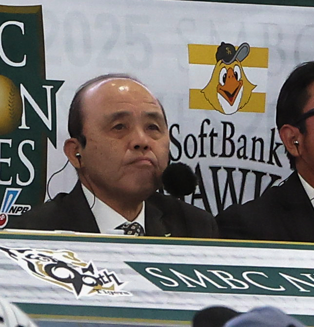 日本シリーズを解説する阪神岡田オーナー付顧問＝10月30日