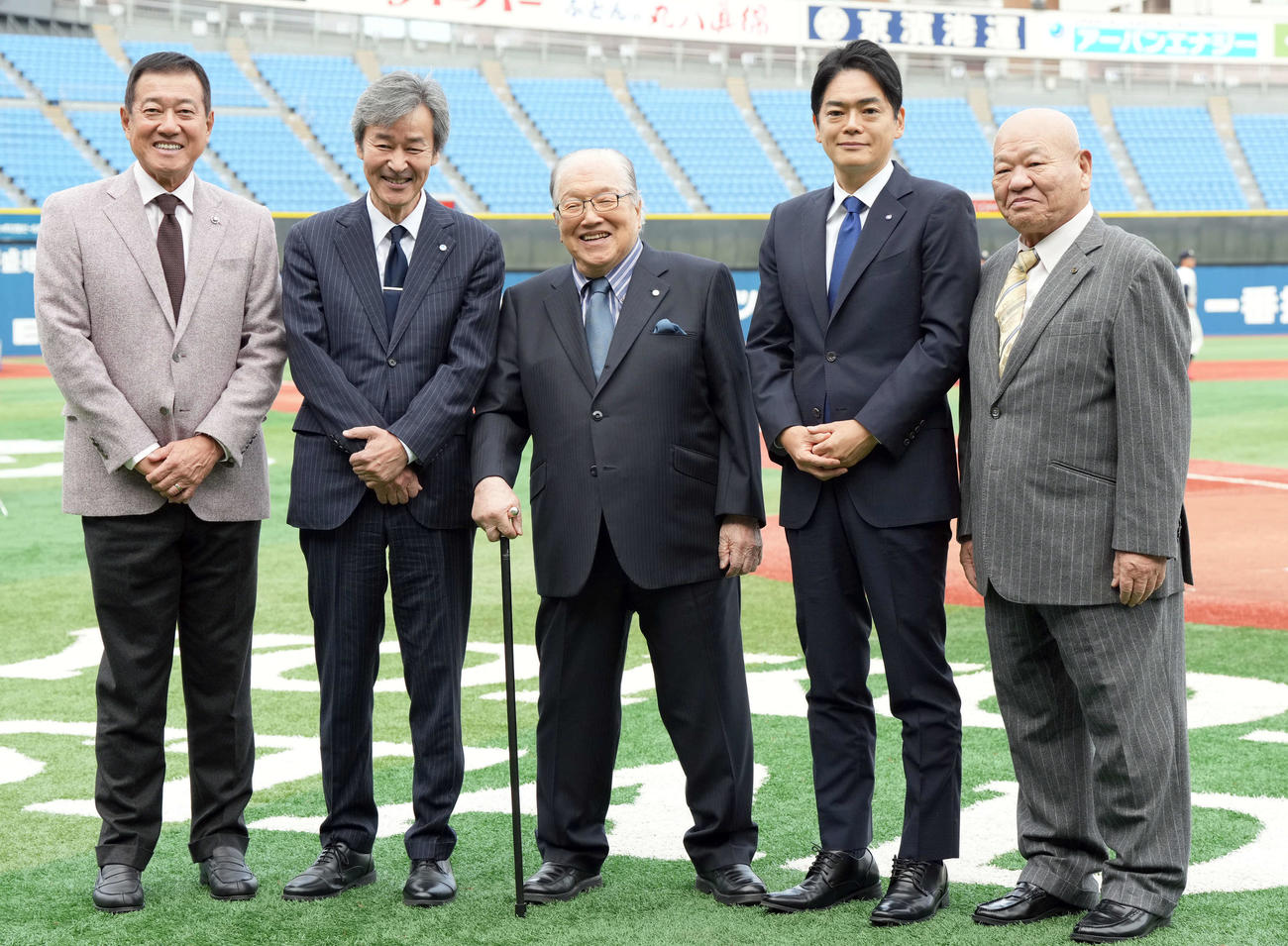開会式終了後記念撮影に納まる、左から原辰徳氏、神奈川大学野球連盟梅原出会長、藤木幸夫氏、山中竹春横浜市市長、佐々木正雄氏（撮影・たえ見朱実）