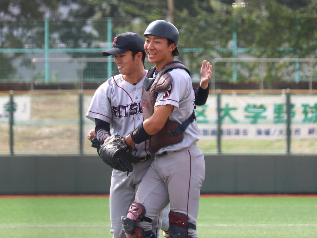 関西地区大学野球選手権　敗者復活戦　立命大対大産大　立命大対大産大　立命大の遠藤（写真左）が完投勝利を果たし、西野と喜びを分かち合う（撮影・中島麗）