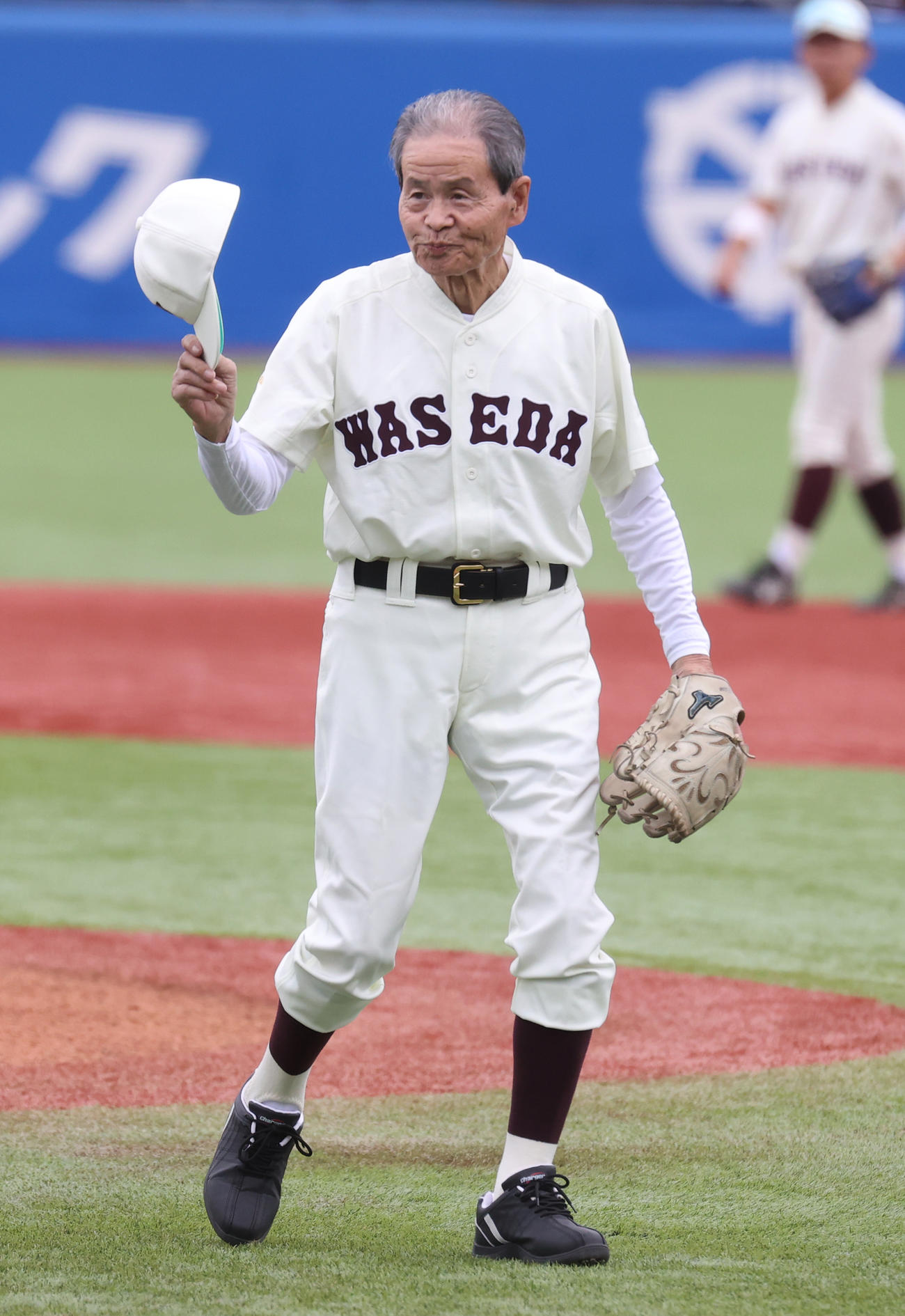 慶大対早大、始球式を務めた早大OBの八木沢荘六氏（撮影・柴田隆二）